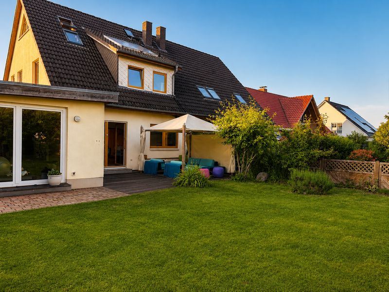 2 getrennte WE im DHH mit Anbau - Feldrandlage mit 7 Z., Kamin, 3 Bädern, Südterrasse, EBK, Carport